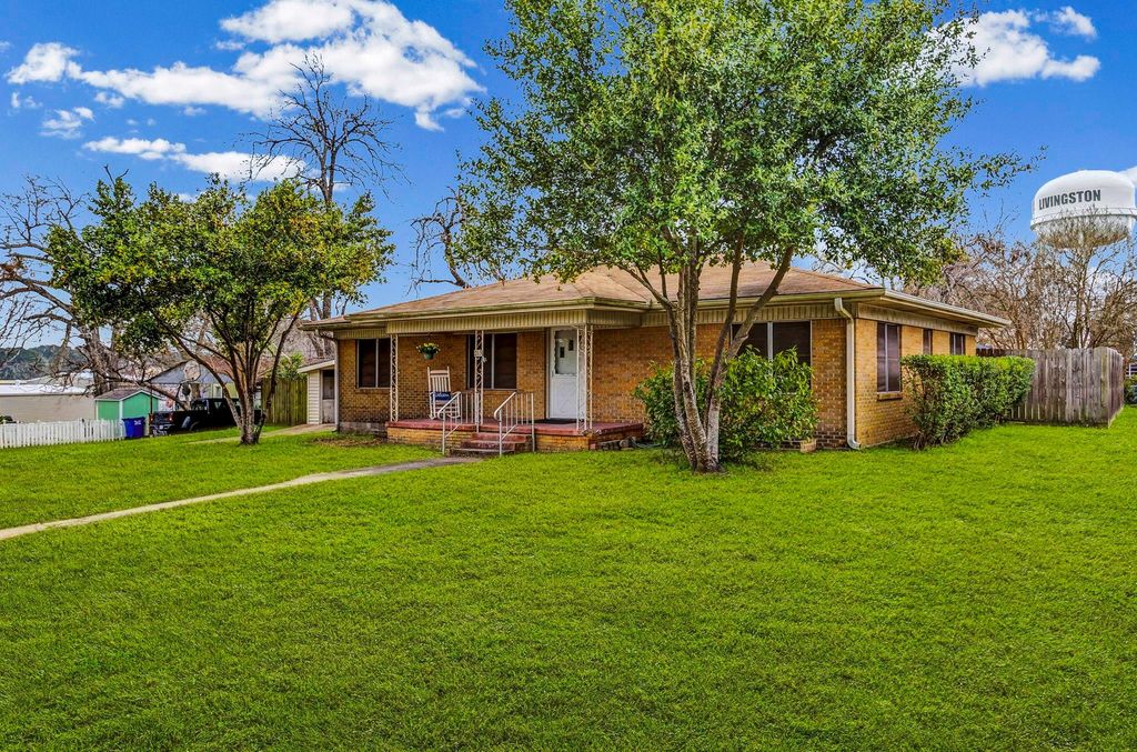 211 W Sherman Street, Livingston, TX 77351