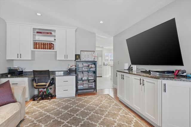 14 Premier Drive, Londonderry, NH 03053