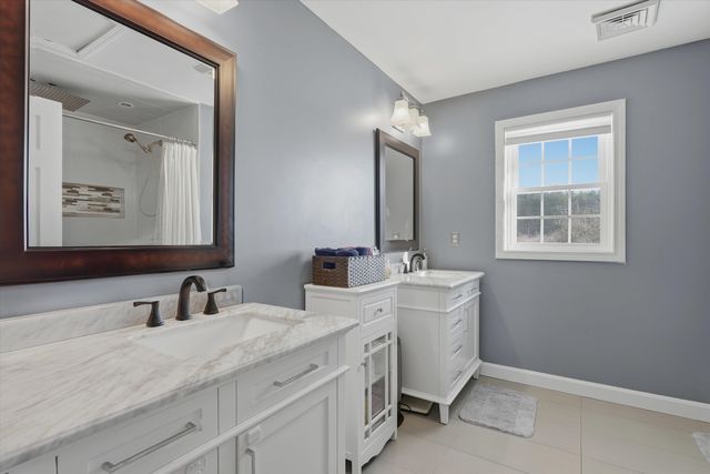 14 Premier Drive, Londonderry, NH 03053