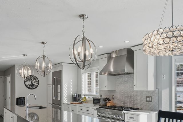 14 Premier Drive, Londonderry, NH 03053