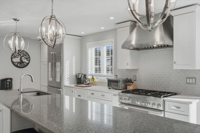 14 Premier Drive, Londonderry, NH 03053