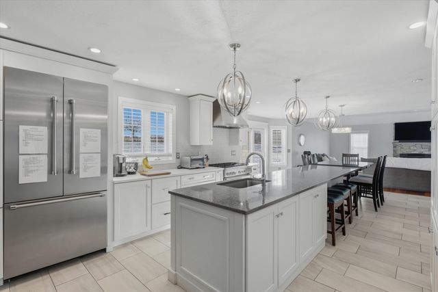 14 Premier Drive, Londonderry, NH 03053