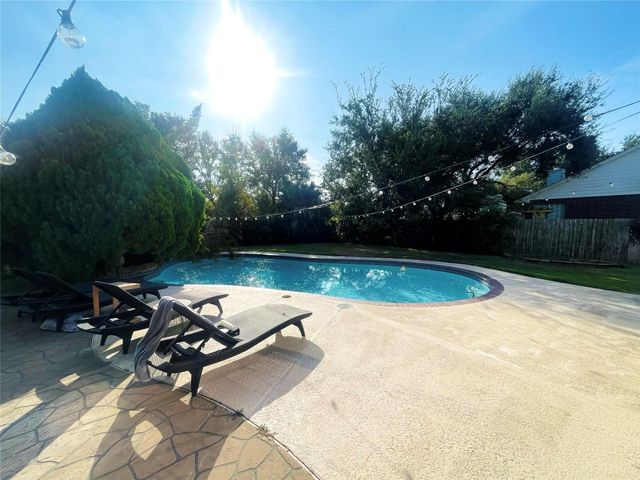 1114 Knoll Crest Court, Sugar Land, TX 77479