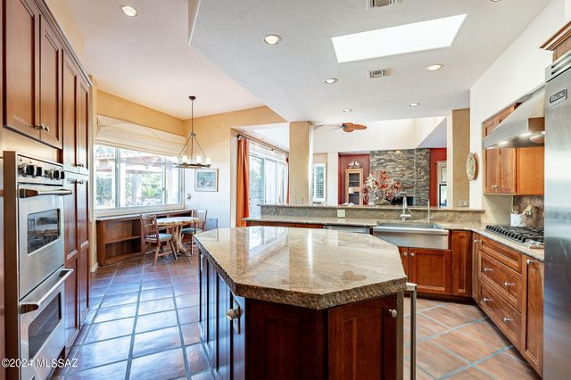 7231 E Desert Moon Loop, Tucson, AZ 85750