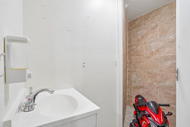 29 Harvey St, Everett, MA 02149