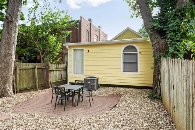3921 Central Street, Kansas City, MO 64111