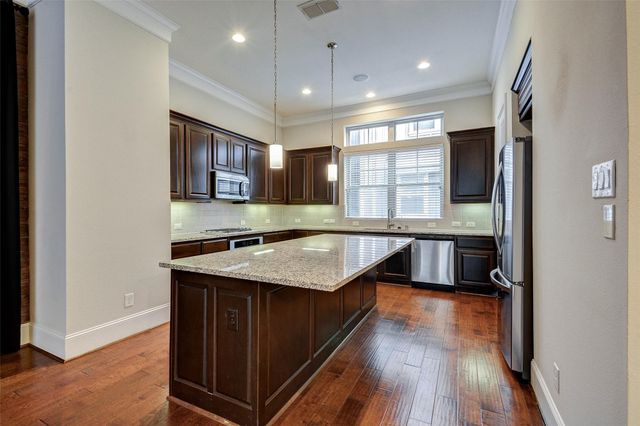 720 N Shepherd Drive, Houston, TX 77007
