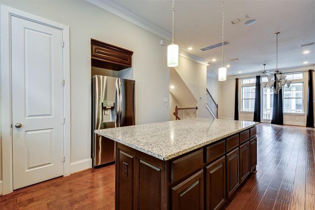 720 N Shepherd Drive, Houston, TX 77007