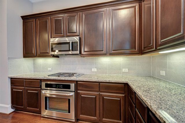 720 N Shepherd Drive, Houston, TX 77007