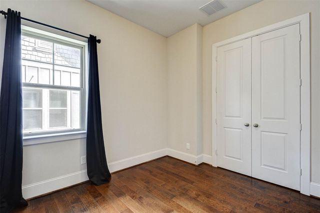 720 N Shepherd Drive, Houston, TX 77007