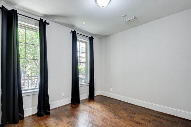 720 N Shepherd Drive, Houston, TX 77007