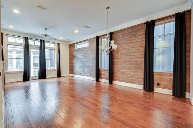 720 N Shepherd Drive, Houston, TX 77007