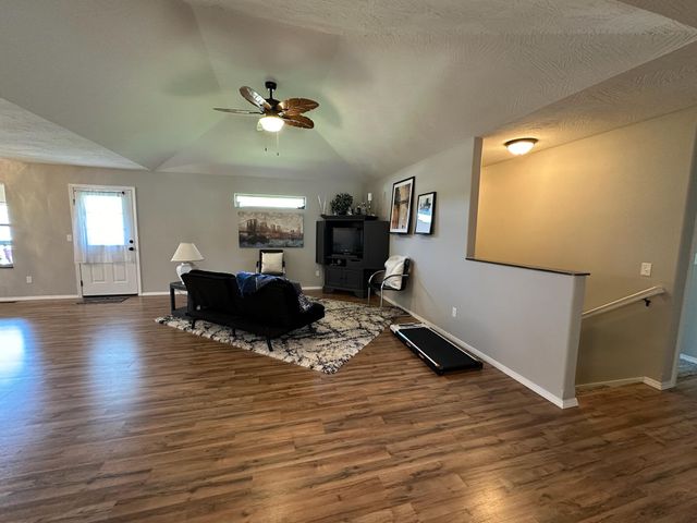 1087 E Daisy Falls Drive, Nixa, MO 65714