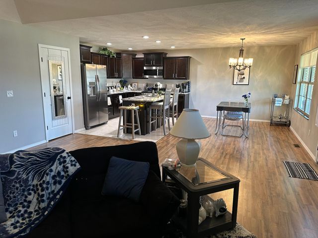 1087 E Daisy Falls Drive, Nixa, MO 65714