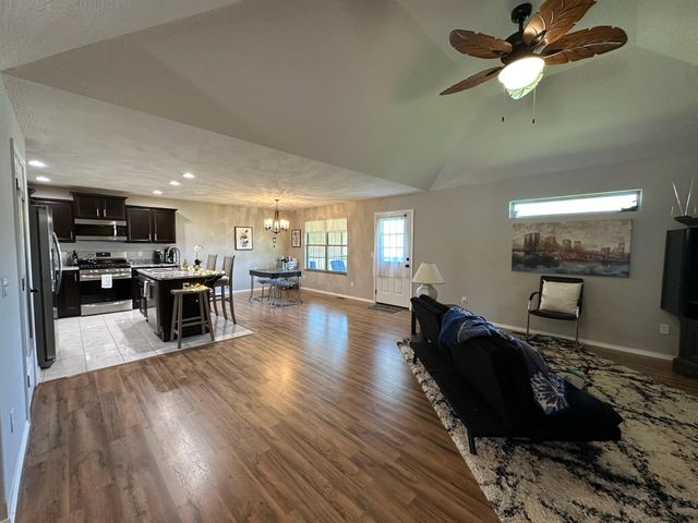 1087 E Daisy Falls Drive, Nixa, MO 65714