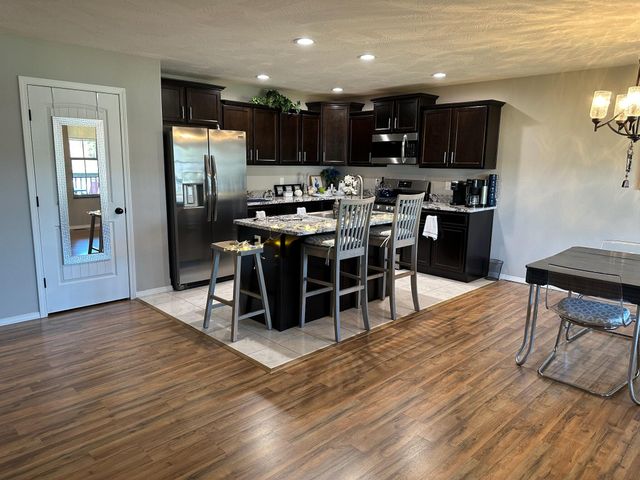 1087 E Daisy Falls Drive, Nixa, MO 65714