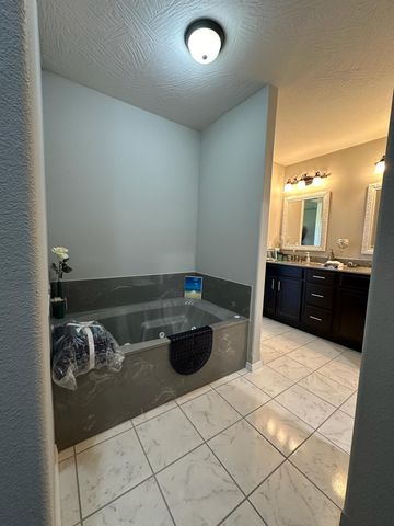 1087 E Daisy Falls Drive, Nixa, MO 65714
