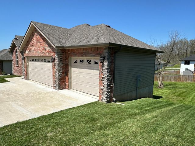 1087 E Daisy Falls Drive, Nixa, MO 65714