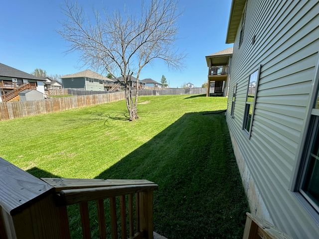 1087 E Daisy Falls Drive, Nixa, MO 65714