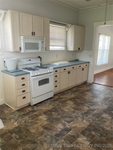 301 E Elm Avenue, Eufaula, OK 74432