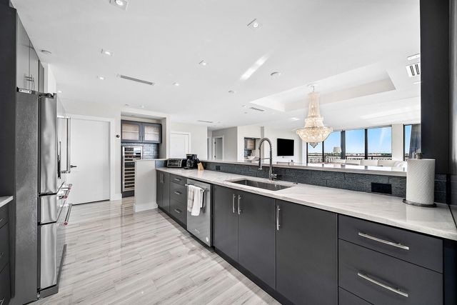 2427 Presidential Way Ph3, West Palm Beach, FL 33401