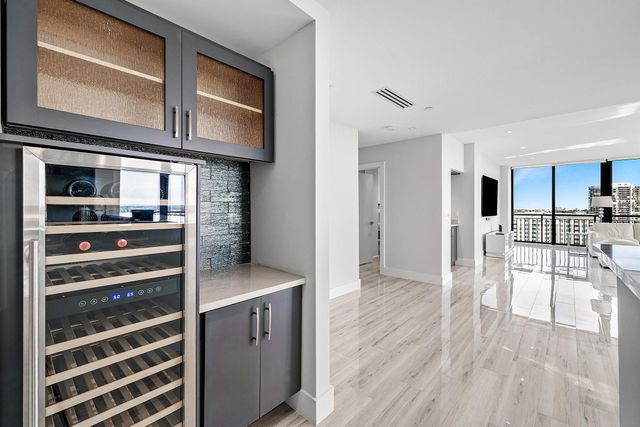 2427 Presidential Way Ph3, West Palm Beach, FL 33401