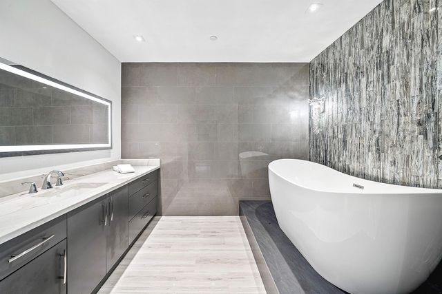 2427 Presidential Way Ph3, West Palm Beach, FL 33401