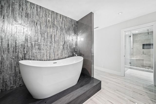 2427 Presidential Way Ph3, West Palm Beach, FL 33401