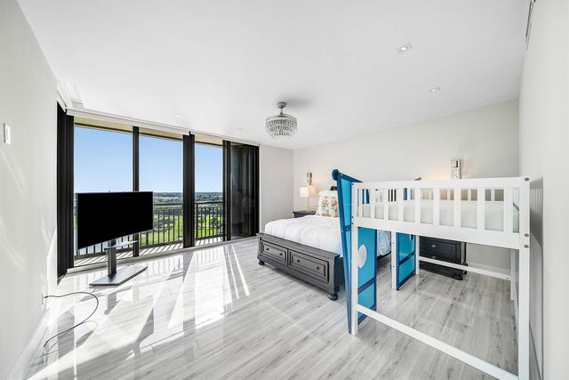 2427 Presidential Way Ph3, West Palm Beach, FL 33401