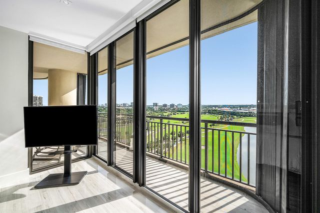 2427 Presidential Way Ph3, West Palm Beach, FL 33401