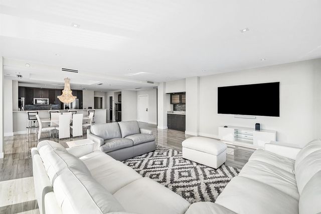 2427 Presidential Way Ph3, West Palm Beach, FL 33401