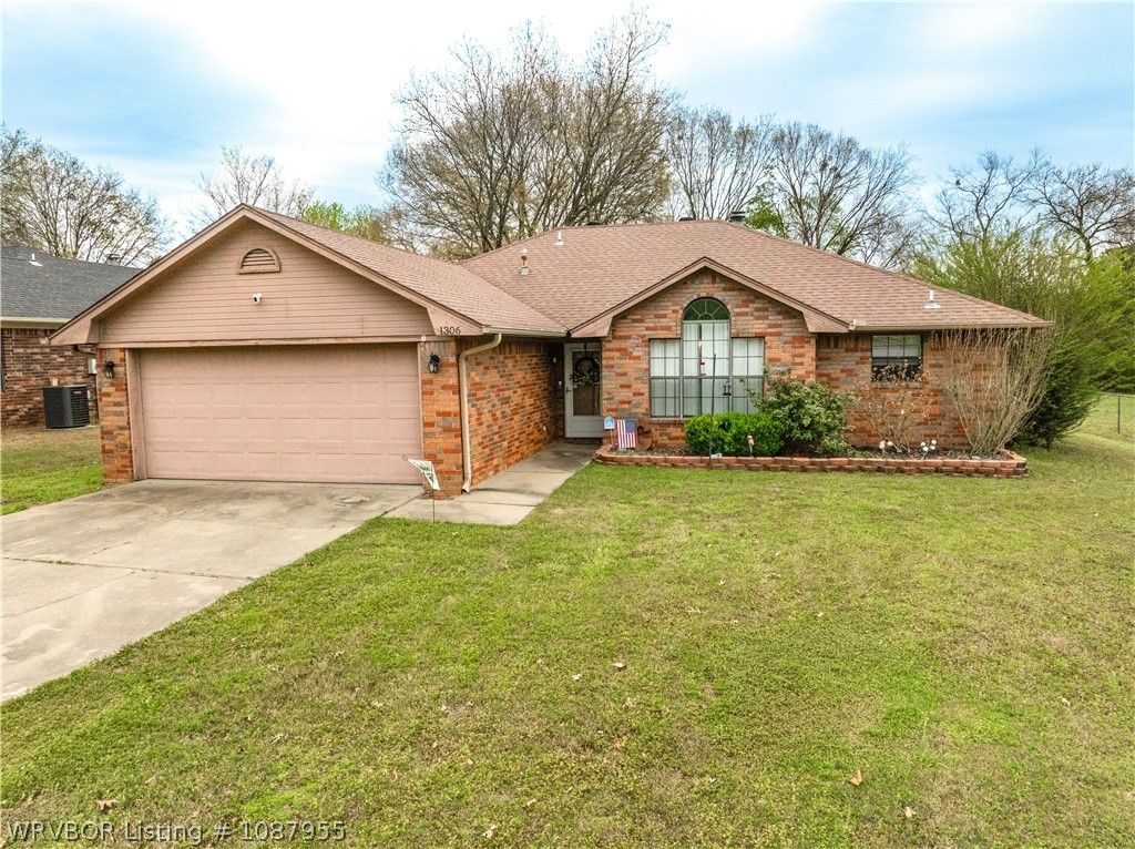 1306 N 25th Street, Van Buren, AR 72956