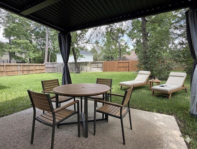 10 Druids Glen Place, The Woodlands, TX 77382