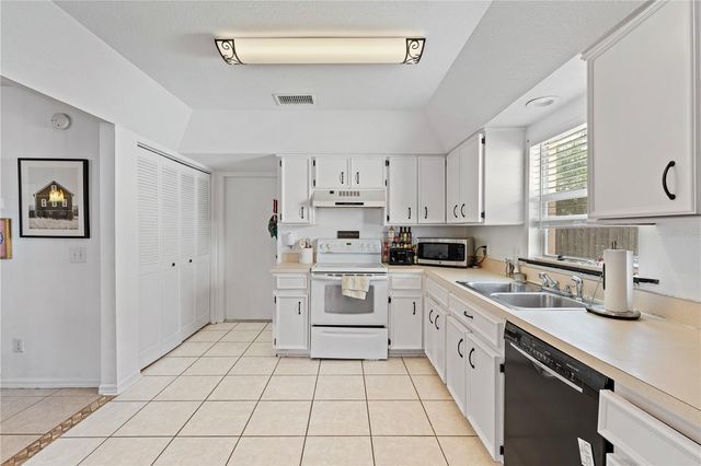 9758 FOX HOLLOW ROAD, Tampa, FL 33647