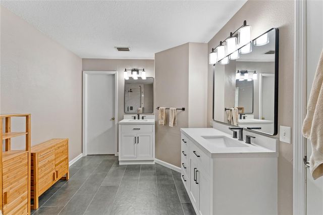 9758 FOX HOLLOW ROAD, Tampa, FL 33647