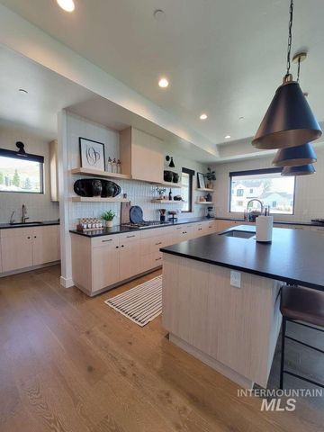 10510 Ryken Meadows Ln, Star, ID 83669