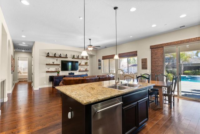 2885 Blackwood Avenue, Clovis, CA 93619