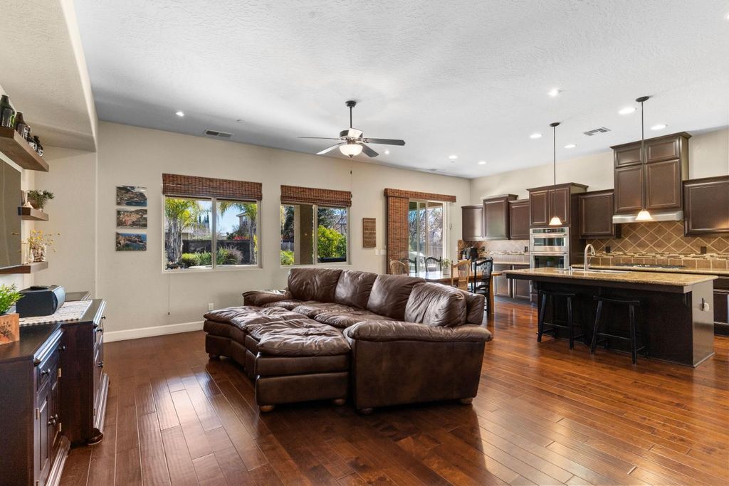 Image 12 of property listing at 2885 Blackwood Avenue, Clovis, CA 93619