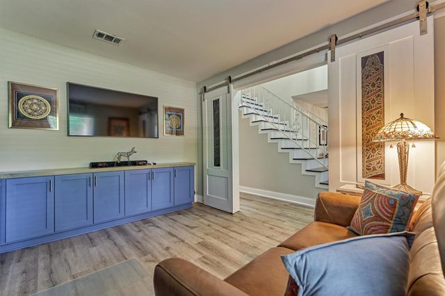 9 Pineash Court, The Woodlands, TX 77381