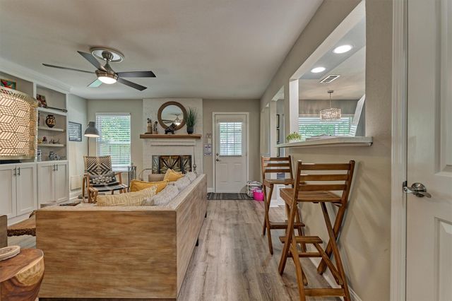 9 Pineash Court, The Woodlands, TX 77381