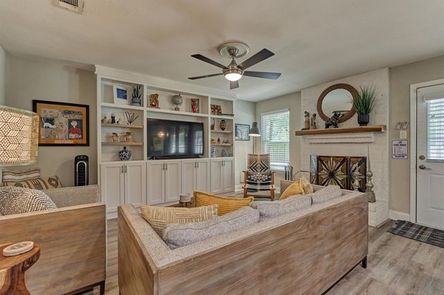 9 Pineash Court, The Woodlands, TX 77381