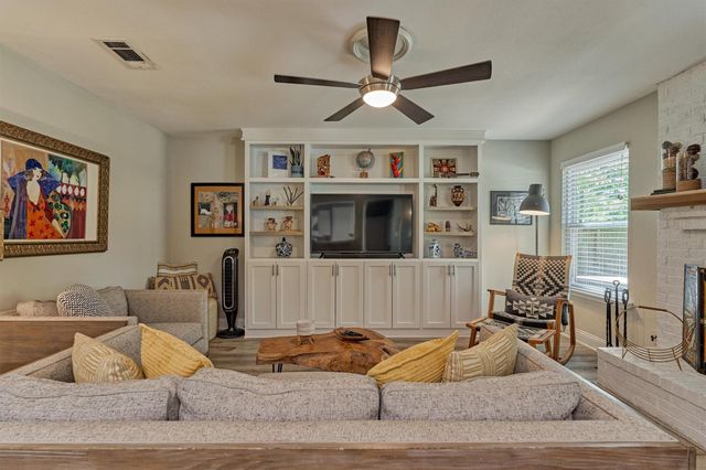 9 Pineash Court, The Woodlands, TX 77381