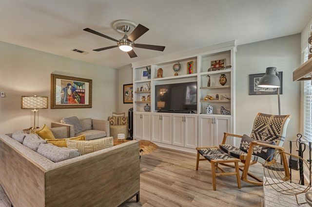 9 Pineash Court, The Woodlands, TX 77381