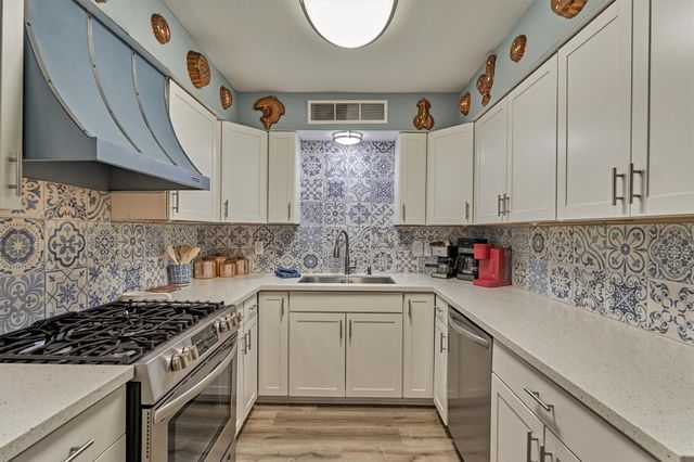 9 Pineash Court, The Woodlands, TX 77381