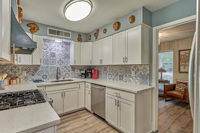 9 Pineash Court, The Woodlands, TX 77381