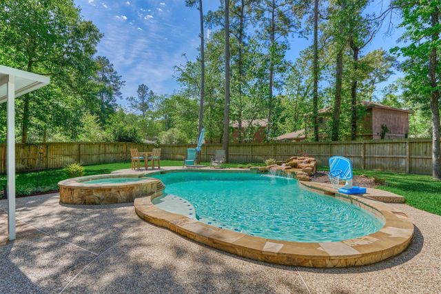 9 Pineash Court, The Woodlands, TX 77381