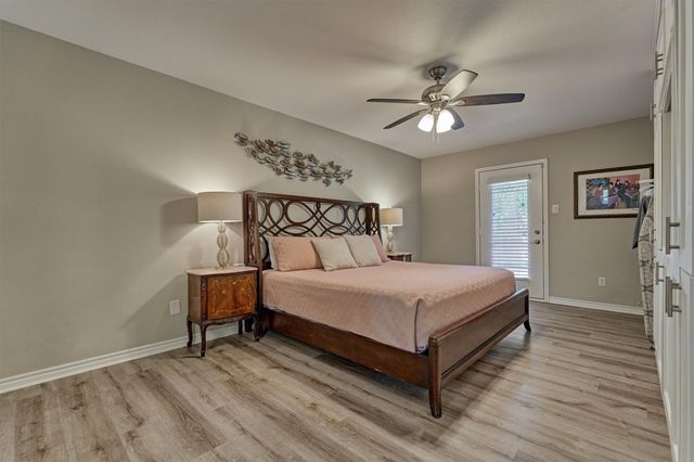 9 Pineash Court, The Woodlands, TX 77381