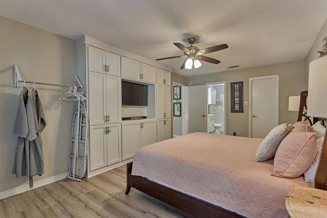 9 Pineash Court, The Woodlands, TX 77381