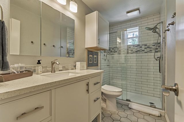 9 Pineash Court, The Woodlands, TX 77381