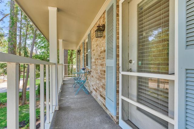 9 Pineash Court, The Woodlands, TX 77381